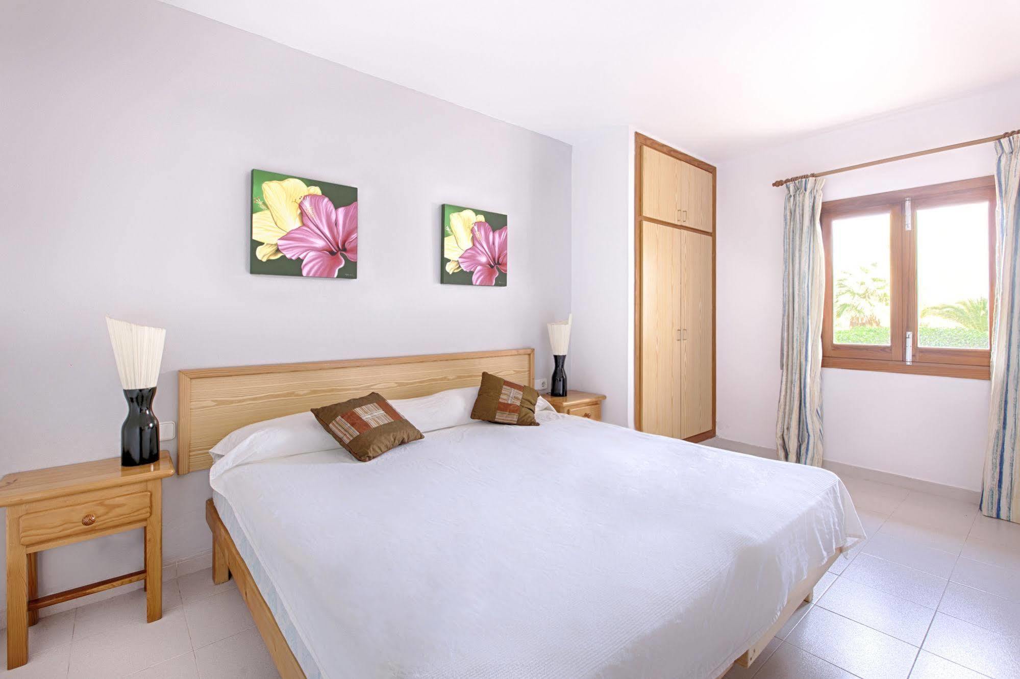 Apartamentos Colomar Santa Eularia des Riu Exterior photo