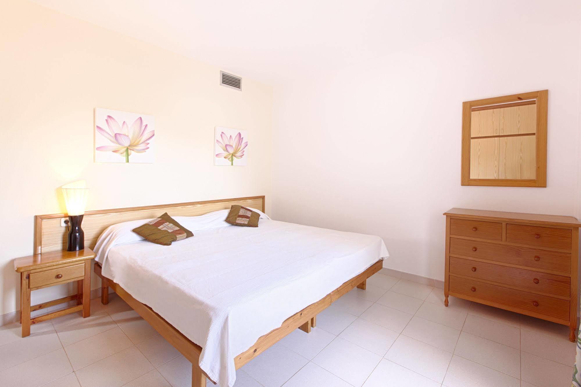 Apartamentos Colomar Santa Eularia des Riu Exterior photo